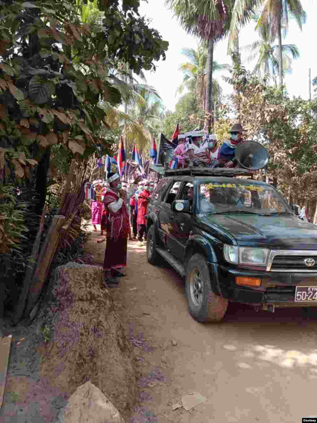 ဘီးလင်းဒေသက ကရင်ကျေးရွာသားများ ဆန္ဒပြမြင်ကွင်း တချို့။ (ဓါတ်ပုံ - စောမြအေး - ဇန်နဝါရီ ၂၇၊ ၂၀၂၁)