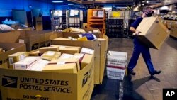 Una instalación del Servicio Postal de EE. UU. procesa paquetes en Boston el 18 de noviembre de 2021.