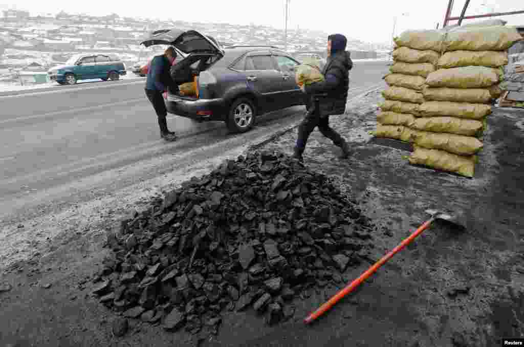 در حالی&zwnj; که موج سرمای شدید مغولستان را گرفته، مردم بار زغال سنگ را در ماشین شان می&zwnj; گذارند.