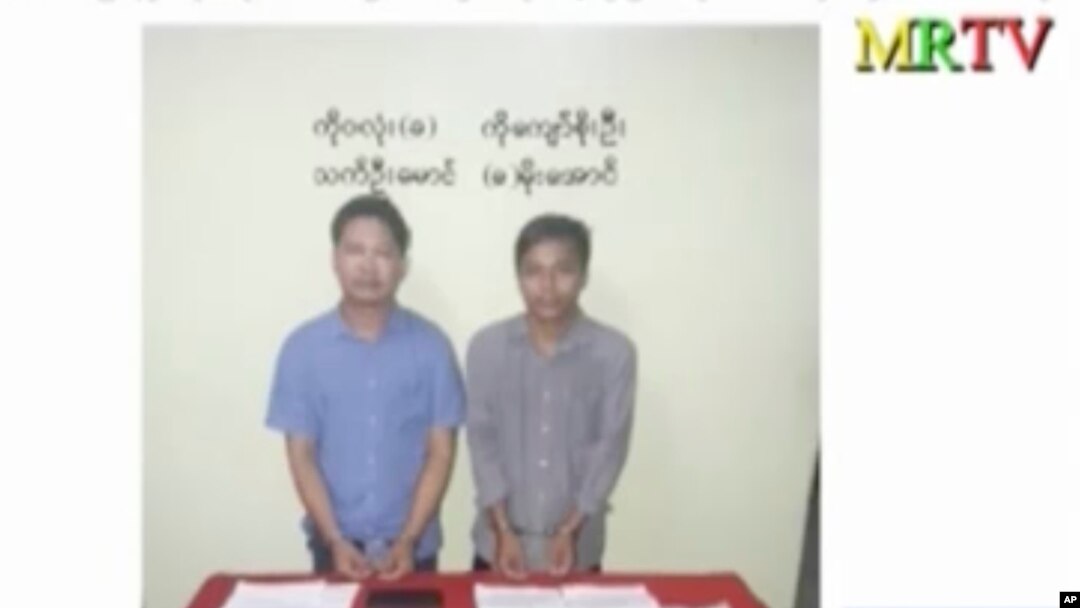 Gambar yang dirilis Kementerian Informasi Myanmar dan disiarkan oleh MRTV pada 13 Desember 2017. Wartawan Reuters Wa Lone, kiri, dan Kyaw Soe Oo, berdiri dengan tangan diborgol di Myanmar.
