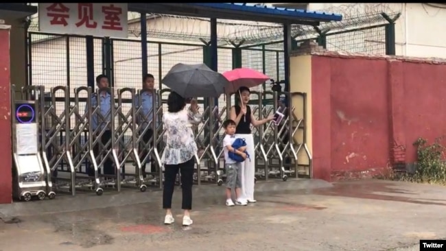 2019年6月28日,王全璋的妻子和儿子在山东临沂监狱会见室外面。(推特图片)