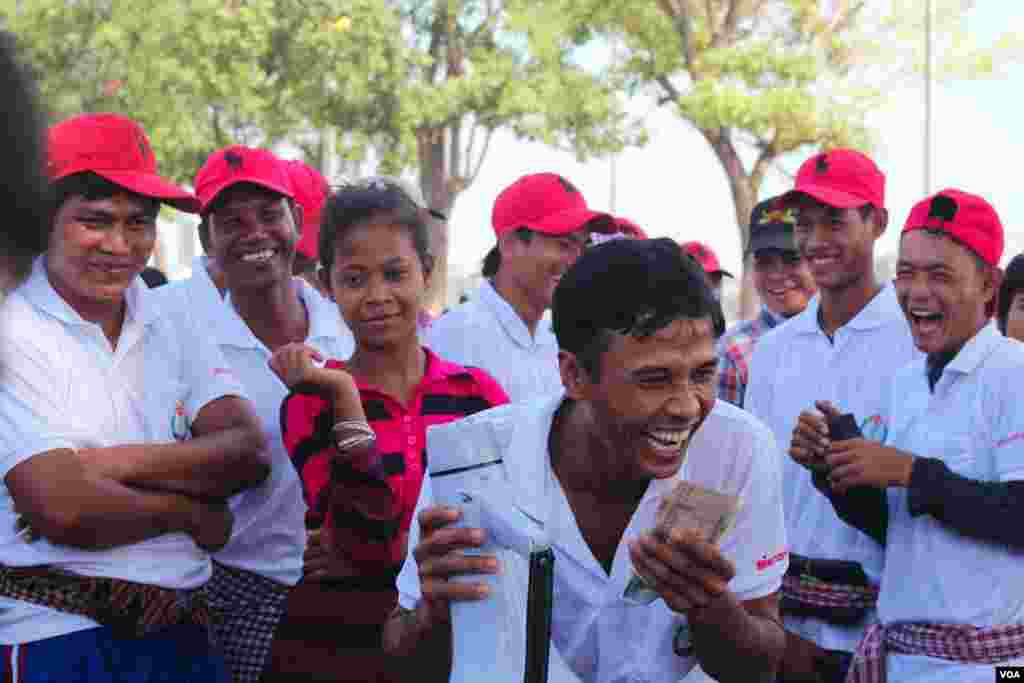 People participating in the first day of the Water Festival in Phnom Penh, Cambodia, November 5, 2014. (Nov Povleakhena/VOA Khmer) 