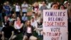 Unas personas escuchan mientras alguien más habla durante una protesta contra políticas de inmigración de Estados Unidos, el viernes 12 de julio de 2019, en Kansas City, Missouri. (AP Foto/Charlie Riedel)