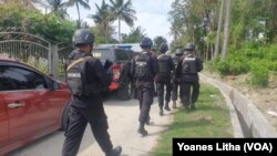 Anggota Brimob Polda Sulawesi Tengah, Sabtu (7/11/2020) saat melakukan penyisiran di Kelurahan Mamboro, Palu Utara, Kota Palu Sulawesi Tengah, mencari keberadaan 2 DPO teroris MIT. Kedua DPO itu akhirnya ditangkap dalam kondisi tewas pada 17 November di