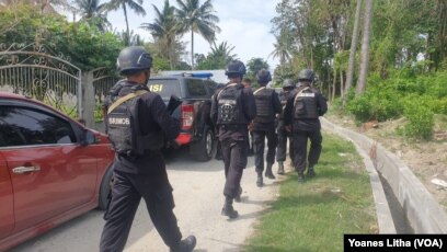 Anggota Brimob Polda Sulawesi Tengah, Sabtu (7/11/2020) saat melakukan penyisiran di Kelurahan Mamboro, Palu Utara, Kota Palu Sulawesi Tengah, mencari keberadaan 2 DPO teroris MIT. Kedua DPO itu akhirnya ditangkap dalam kondisi tewas pada 17 November di