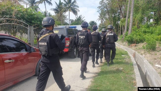 Anggota Brimob Polda Sulawesi Tengah, Sabtu (7/11/2020) saat melakukan penyisiran di Kelurahan Mamboro, Palu Utara, Kota Palu Sulawesi Tengah, mencari keberadaan 2 DPO teroris MIT. Kedua DPO itu akhirnya ditangkap dalam kondisi tewas pada 17 November di