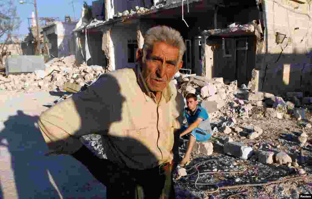 Suriye Hava Kuvvetleri tarafından evi yıkılmış bir Suriyeli.