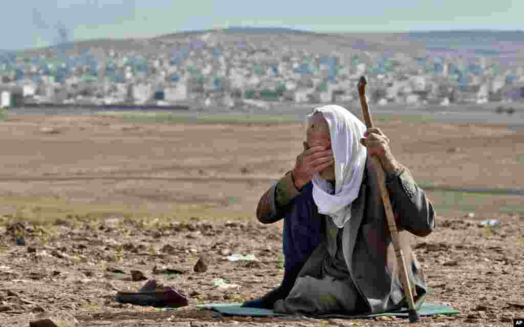 시리아 북부 코바니에서 이슬람 수니파 무장단체 ISIL의 공격을 피해 터키 접경마을 수루크로 피난 온 한 노인이 눈물을 흘리고 있다.