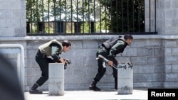 Иранские военные на улицах Тегерана во время нападения террористов на парламент