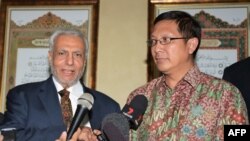 Menteri Agama Lukman Hakim Saifuddin (kanan) bersama Imam Besar Australia Ibrahim Abu Mohamed (kiri) berbicara kepada wartawan setelah pertemuan di Jakarta, 11 Maret 2015. (Foto: AFP)