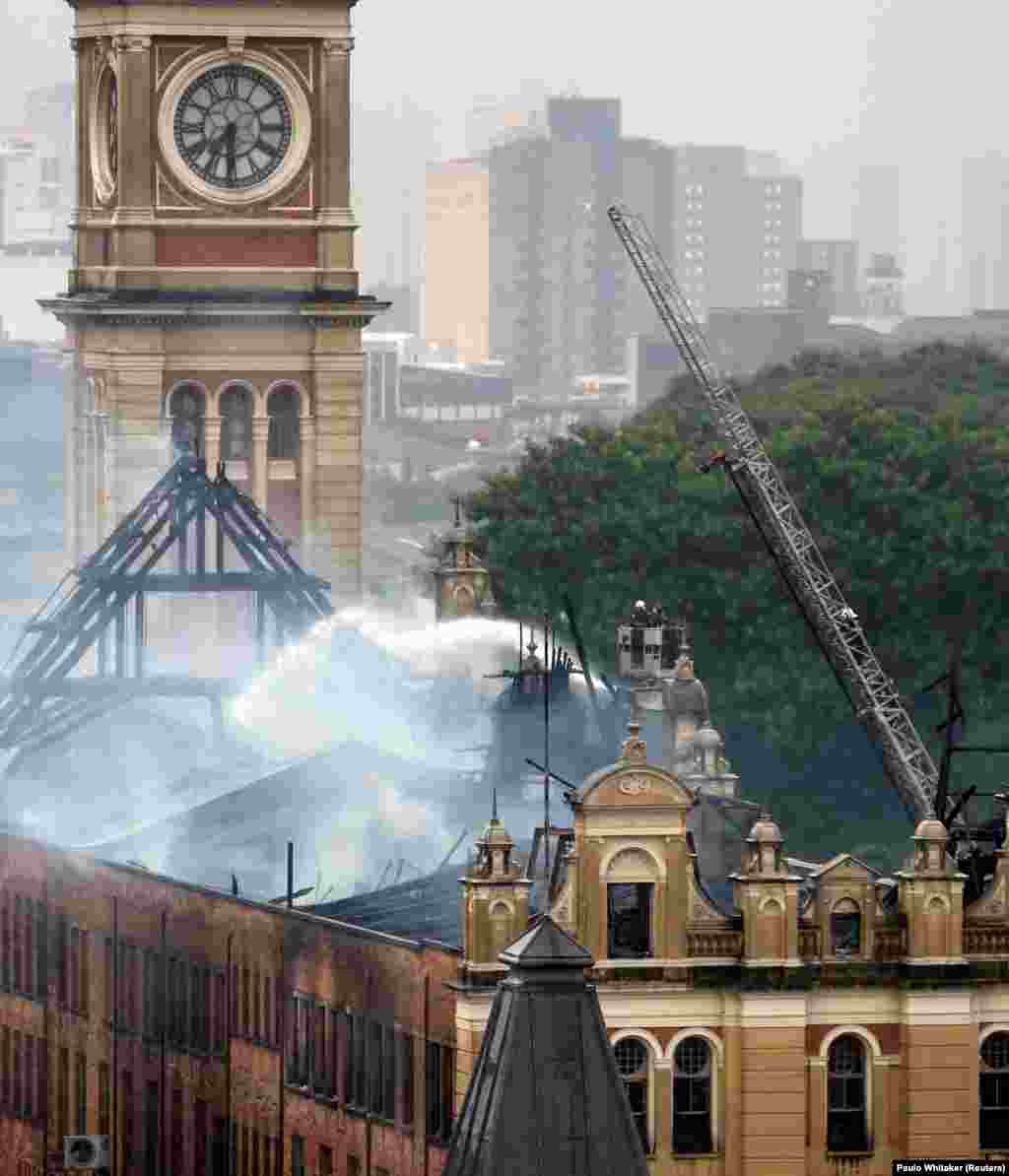 Bombeiros combatem o incêndio que consumiu o Museu da Língua Portuguesa em São Paulo. Um bombeiro morreu. Brasil, Dez 21, 2015