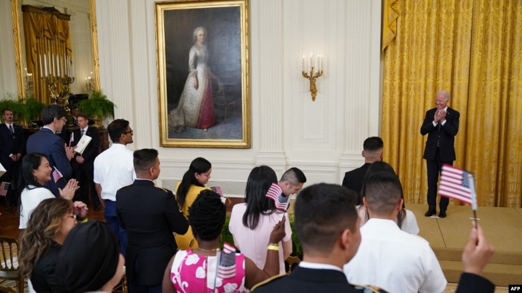 美国总统拜登在白宫参加新公民的入籍宣誓仪式（2021年7月2日）(photo:VOA)
