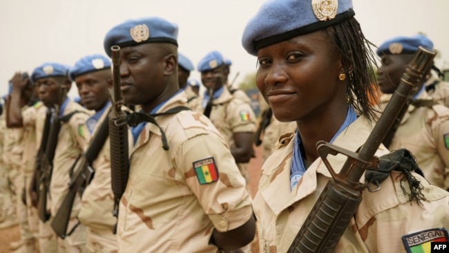 Seorang tentara perempuan (kanan) yang merupakan bagian dari pasukan perdamaian PBB asal Senegal yang ditugaskan di Sevare, Mali utara (foto: ilustrasi).