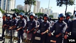 Polícia de choque nos protestos dos sem-abrigo e sindicatos nas ruas de São Paulo, na estação de Metro Carrão, Brasil Junho 12, 2014 