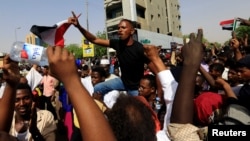 បាតុករ​ស៊ូដង់​ស្រែក​ពាក្យ​ស្លោក​តវ៉ា​ បន្ទាប់​ពី​កងទ័ព​បាន​ប្រកាស​ថា​ប្រធានាធិបតី​ Omar al-Bashir នឹង​ត្រូវ​ជំនួស​ឲ្យ​ក្រុម​ប្រឹក្សា​យោធា​ក្នុង​ទីក្រុង Khartoum
កាល​ពី​ថ្ងៃទី​១១ ខែមេសា ឆ្នាំ២០១៩។