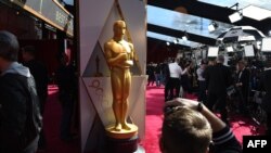 Para fotografer dan awa TV bersiap di karpet merah beberapa jam sebelum acara penghargaan Oscar dimulai di Hollywood, 4 Maret 2018.