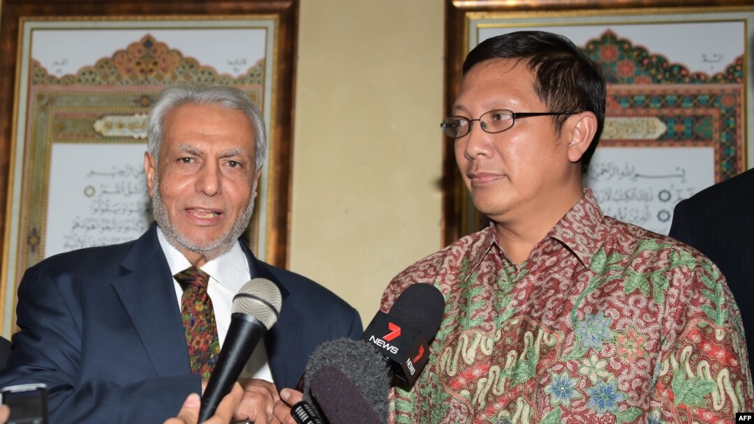 Menteri Agama Lukman Hakim Saifuddin (kanan) bersama Imam Besar Australia Ibrahim Abu Mohamed (kiri) berbicara kepada wartawan setelah pertemuan di Jakarta, 11 Maret 2015. (Foto: AFP)