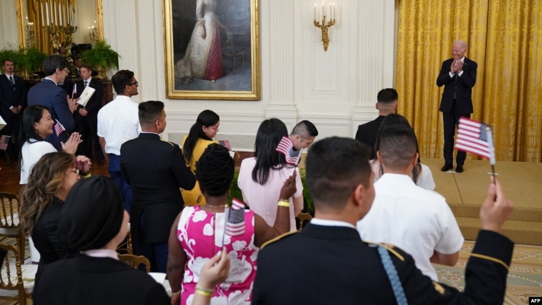 Presiden Joe Biden menjadi tuan rumah upacara naturalisasi menjadi warga negara baru Amerika di Gedung Putih, Jumat (2/7). 