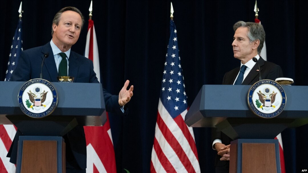 Ministri w'ububanyi n'amahanga w'Amerika Antony Blinken (iburyo) na mugenzi we w'Ubwongereza David Cameron (ibumoso)