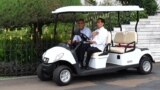 Presiden Joko Widodo mengemudikan Golf Cart untuk mengantar mantan Presiden AS Barack Obama ke Grand Garden (Photo Courtesy: Biro Setpres RI)