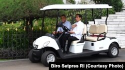 Presiden Joko Widodo mengemudikan Golf Cart untuk mengantar mantan Presiden AS Barack Obama ke Grand Garden (Photo Courtesy: Biro Setpres RI)