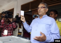 Presiden Jose Ramos-Horta menunjukkan surat suaranya saat memilih di sebuah TPS di Dili, East Timor (AP Photo/Firdia Lisnawati).