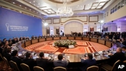 Delegasi dari Rusia, Iran dan Turki mengadakan pembicaraan perdamaian Suriah di sebuah hotel di Astana, Kazakhstan, Senin 23 Januari, 2017. (AP Photo/Sergei Grits)