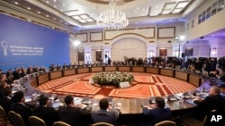 Delegasi dari Rusia, Iran dan Turki mengadakan pembicaraan perdamaian Suriah di sebuah hotel di Astana, Kazakhstan, Senin 23 Januari, 2017. (AP Photo/Sergei Grits).