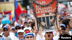 Manifestantes protestan contra la censura en Caracas.