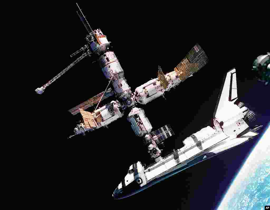 June 27 - July 7, 1995: Shuttle Atlantis docks with Russia's Mir Space Station. When linked, they formed the largest spacecraft in orbit, with a total mass of nearly 225 tons. (Image: NASA)