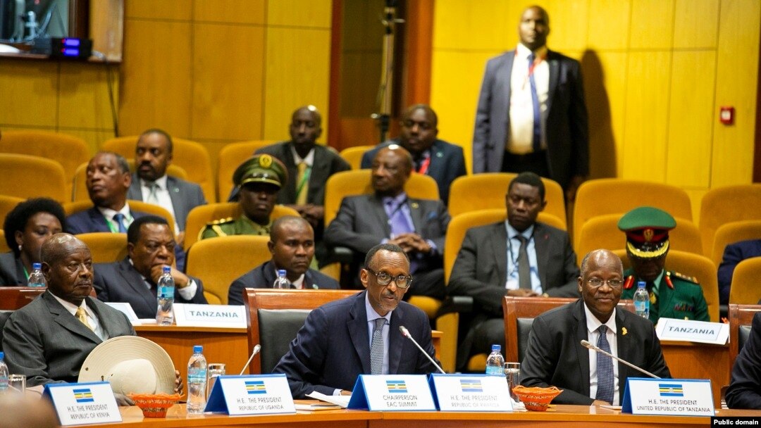 Aha ni mu gihe cy'inama isanzwe ya 20y'abakuru b'ibihugu by'Afurika y'uburasirazuba yabaye mu kwezi kwa kabiiri uyu mwaka Arusha muri Tanzaniya. 