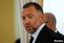 ທ່ານ Oleg Deripaska, ມະ​ຫາ​ເສດ​ຖີຣັດ​ເຊຍກຳ​ລັງ​ຈະ​ເຂົ້າ​ປະ​ຊຸມຢູ່​ໃນ​ພະ​ລາດ​ຊະ​ວັງ Konstantinovsky ໃນ​ເມືອງ St. Petersburg ຂອງ​ຣັດ​ເຊຍ​ໃນ​ວັນ​ທີ 9 ສິງ​ຫາ, 2016