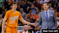 Goran Dragić sa trenerom Finiksa Džefom Hornasekom 