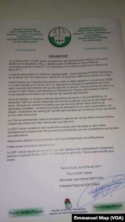 La déclaration rendue publique le 03 mars par le député Jean Michel Nintcheu, sur le report de la manifestation prévue le 4 mars 2017, à Douala, Cameroun. (VOA/Emmanuel Ntap)