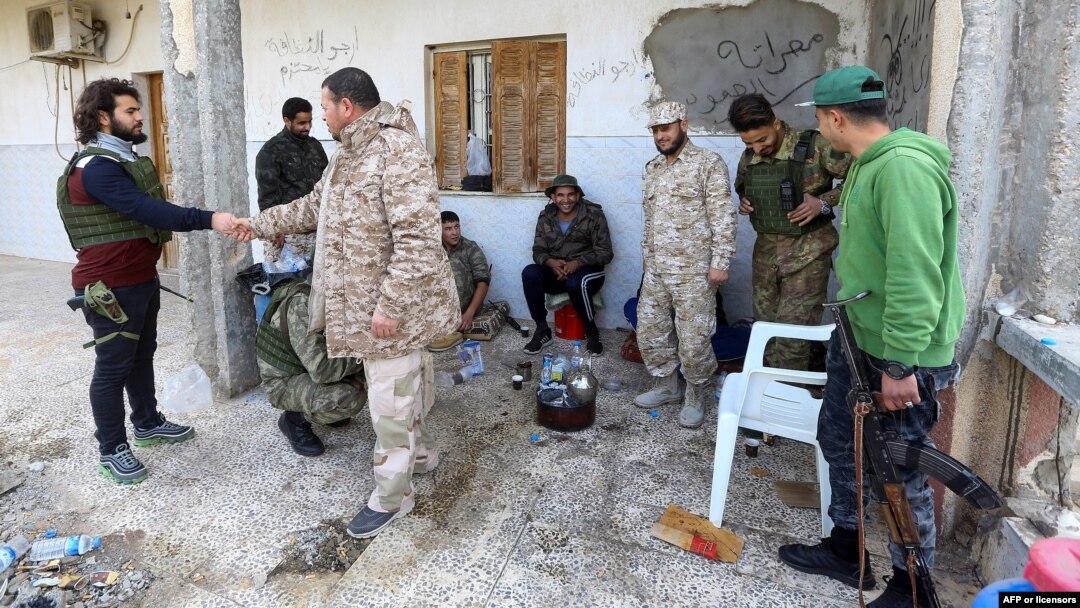 Para kombatan yang setia kepada pemerintah Libya yang diakui oleh internasional, GNA, beristirahat di sebuah tempat di selatan Ibu Kota Libya, Tripoli, 12 Januari 2020. Pihak-pihak yang bertikai di Libya setuju untuk gencatan senjata. (Foto: AFP)