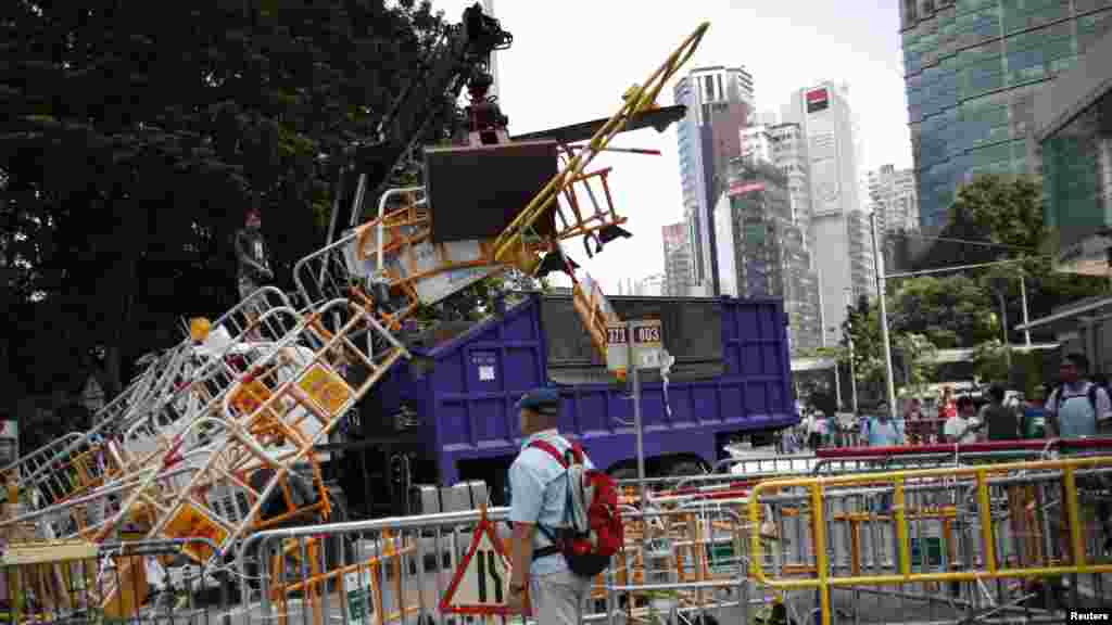 Une grue enlève les barricades de la principale place de protestation à l&#39;Amirauté près du siège du gouvernement de Hong Kong 13 Octobre 2014. REUTERS / Carlos Barria (Chine - Tags: POLITICS AGITATION SOCIALE) - RTR49XYP 