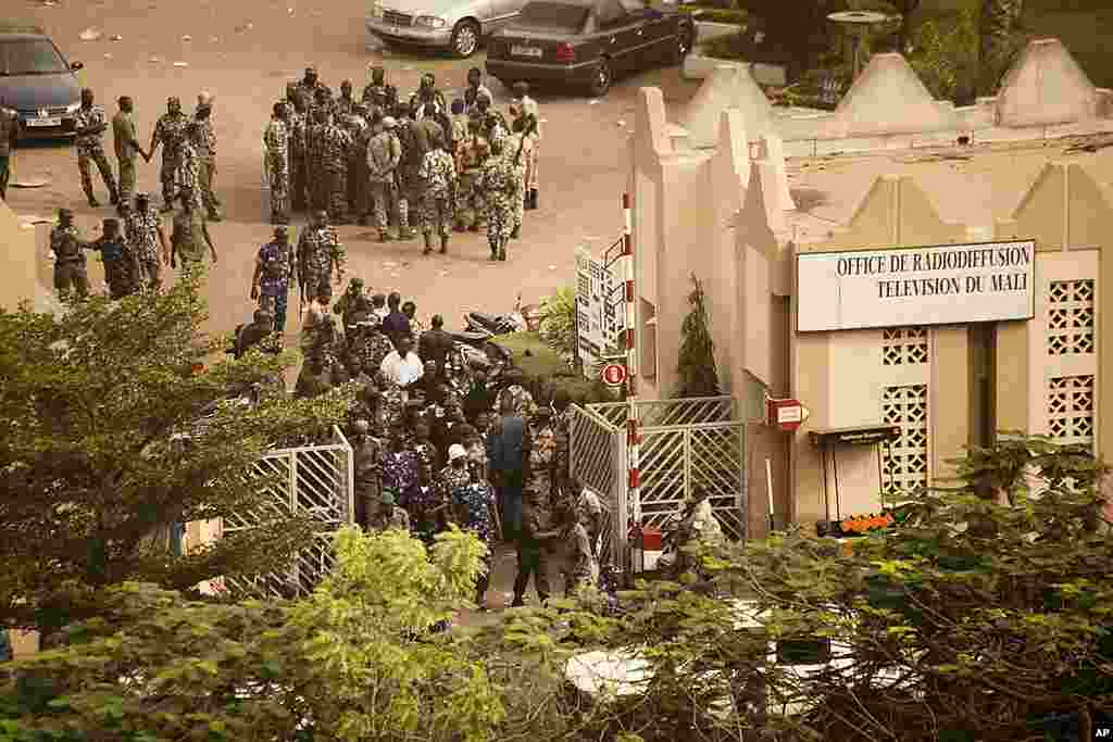 Malian soldiers and security forces gather at the offices of the state radio and television broadcaster after announcing a coup, in Bamako, March 22, 2012. (Reuters)