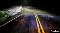 Poplavljen most u mjestu Sugar Grove u Sjevernoj Karolini. (Foto: REUTERS/Jonathan Drake)