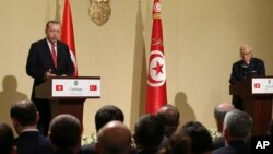 21일 튀지니를 방문한 레제프 타이이프 에르도안 터키 대통령(왼쪽)이 베지 카이드 에셉시 튀지니 대통령과의 공동 기자회견에서 발언하고 있다.