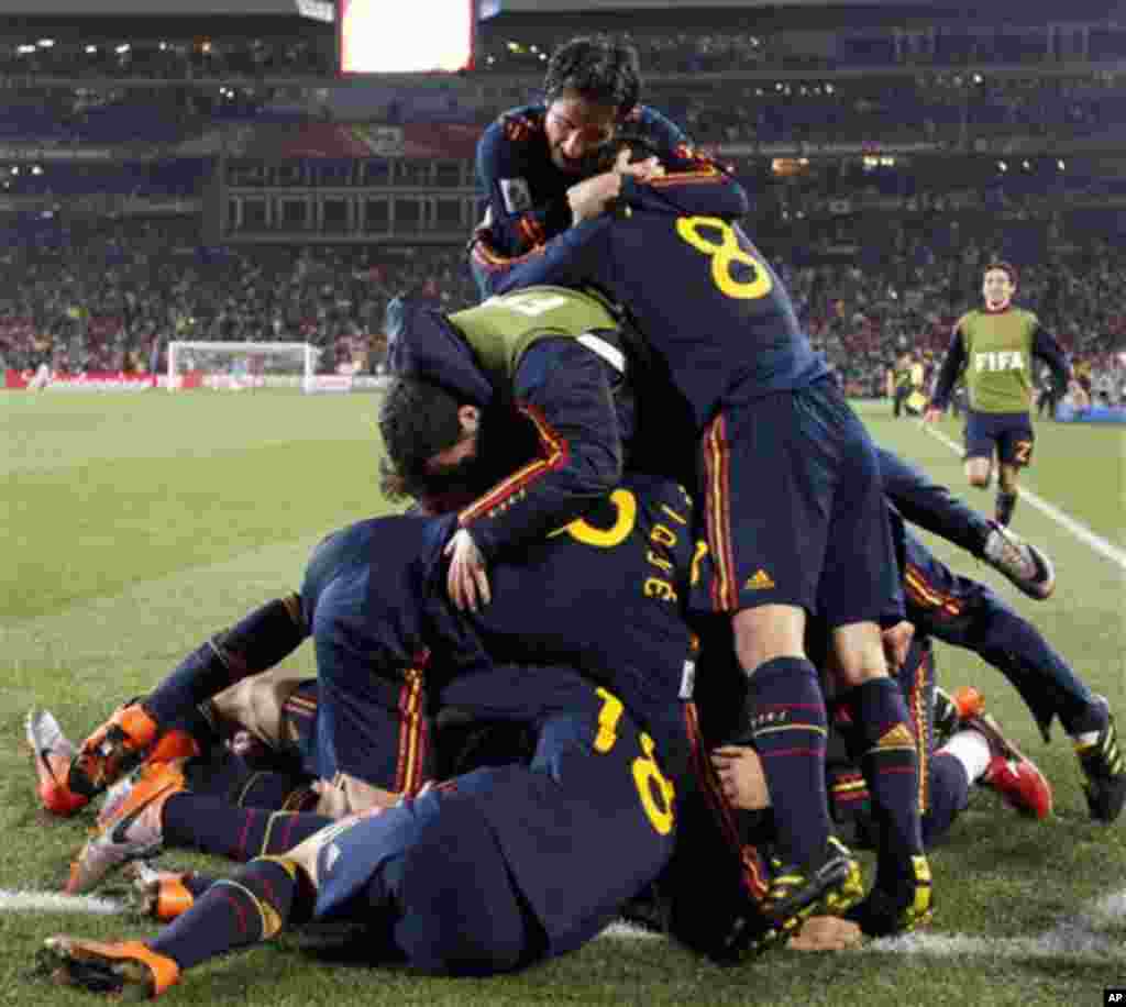 Spanish players celebrate David Villa's goal during the World Cup quarterfinal soccer match between Paraguay and Spain at Ellis Park Stadium in Johannesburg, South Africa, Saturday, July 3, 2010. Spain won 1-0. (AP Photo/Bernat Armague)