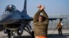 Ukrainalik pilotlar F-16 samolyotlarida uchish bo'yicha mashqlarga tayyor