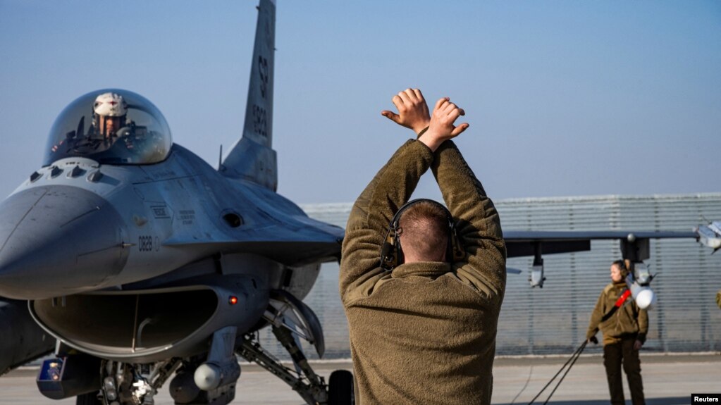 Архівне фото: льотчики США керують F-16 на базі в Румунії 