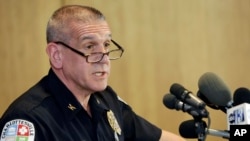 El jefe de policía de Charlottesville, Timothy Longo, dijo que los cuestionamientos a cómo la policía manejó los enfrentamientos entre supremacistas blancos y grupos antiracismo son legítimos.