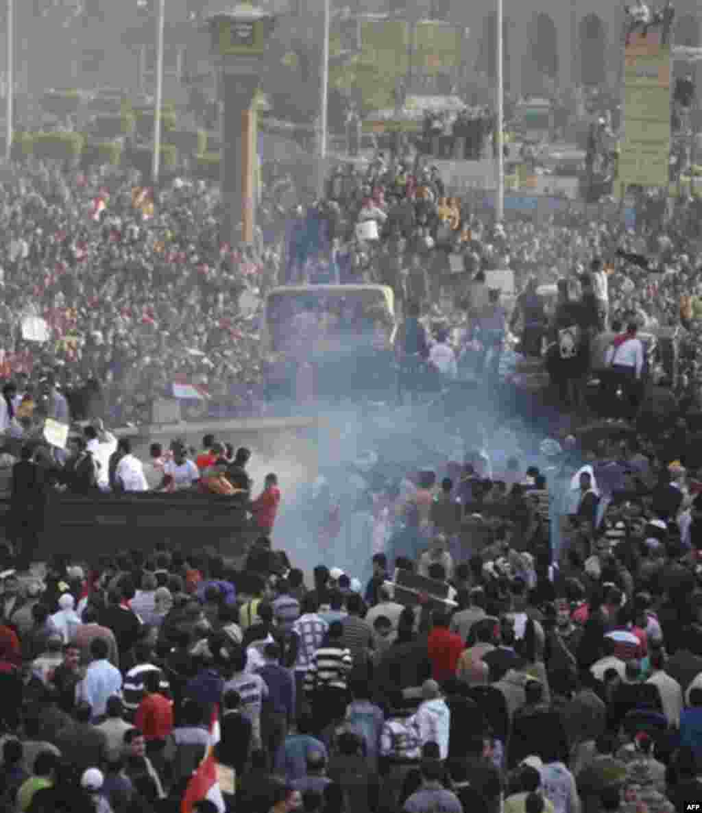 Supporters of President Hosni Mubarak, foreground, fight with anti-Mubarak protesters in Cairo, Egypt, Wednesday, Feb.2, 2011. Several thousand supporters of President Hosni Mubarak, including some riding horses and camels and wielding whips, clashed with