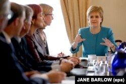 İskoçya Başbakanı Nicola Sturgeon kabine toplantısında Brexit kararını değerlendirirken