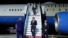 آنتونی بلینکن، وزیر امور خارجه آمریکا، در حال پایین آمدن از پله‌های هواپیما 