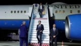 آنتونی بلینکن، وزیر امور خارجه آمریکا، در حال پایین آمدن از پله‌های هواپیما 