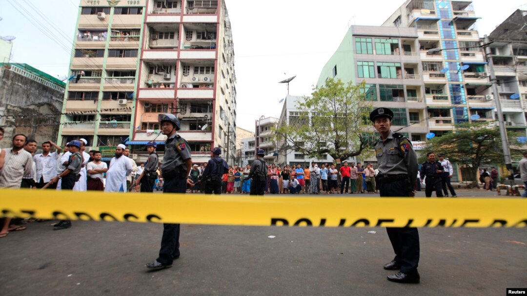 Police berjaga di sekitar masjid dan sekolah yang terbakar di Rangoon, Burma (2/4). Pemerintah Burma membentuk komisi penyelidik untuk memeriksa penyebab kebakaran ini.