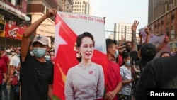 FILE - Waandamanaji wakishinikiza jeshi la Myanmar kumuachia huru Aung San Suu Kyi, in Yangon, Myanmar, Feb. 6, 2021. 