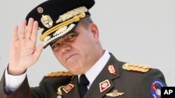 El ministro de Defensa de Venezuela, Vladimir Padrino, niega que haya divisiones en las fuerzas armadas.